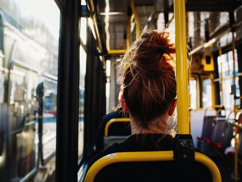 Ein Mann hat ein 13 Jahre altes Mädchen im Bus in Dortmund belästigt – und ist dann mit ihr ausgestiegen! (Symbolbild)