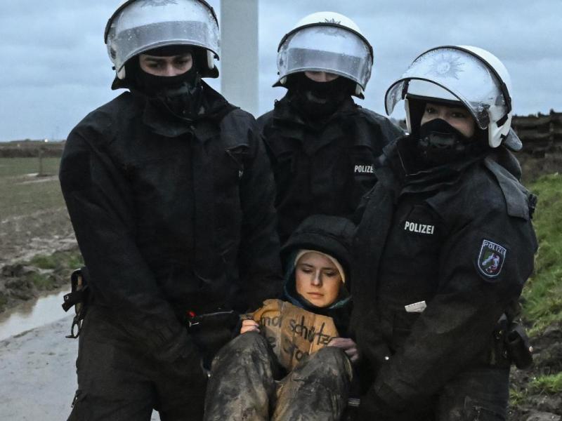 Klima-Aktivistin Luisa Neubauer wurde beim Protest in Lützerath von drei Polizisten weggetragen.
