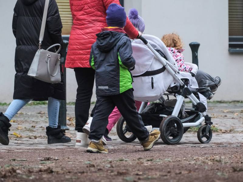 Kindergrundsicherung könnte im Kampf gegen Kinderarmut helfen. Vor allem Frauen sehen sich finanziell stark belastet.