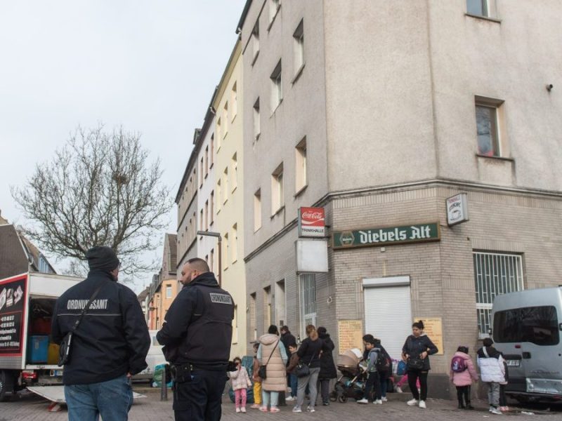 Bewohner des Hauses Nr. 99 an der Brückenstraße räumen ihre Wohnungen am Mittwoch, den 22. Februar 2023 in Duisburg Hochfeld.