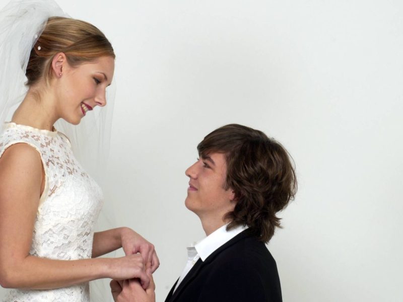 Hochzeit Bräutigam geht vor Braut auf die Knie