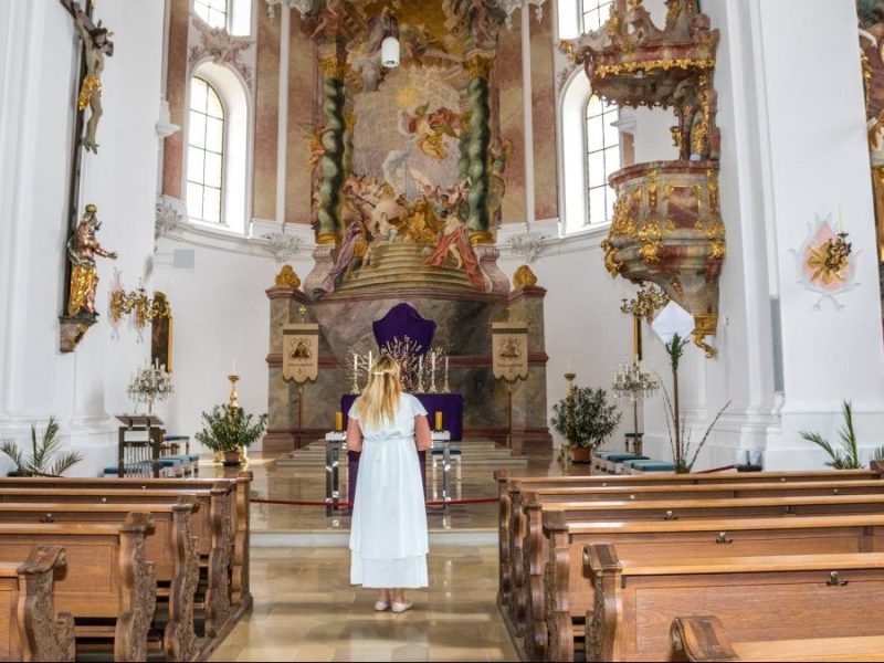 Hochzeit Braut allein vorm Altar in Kirche