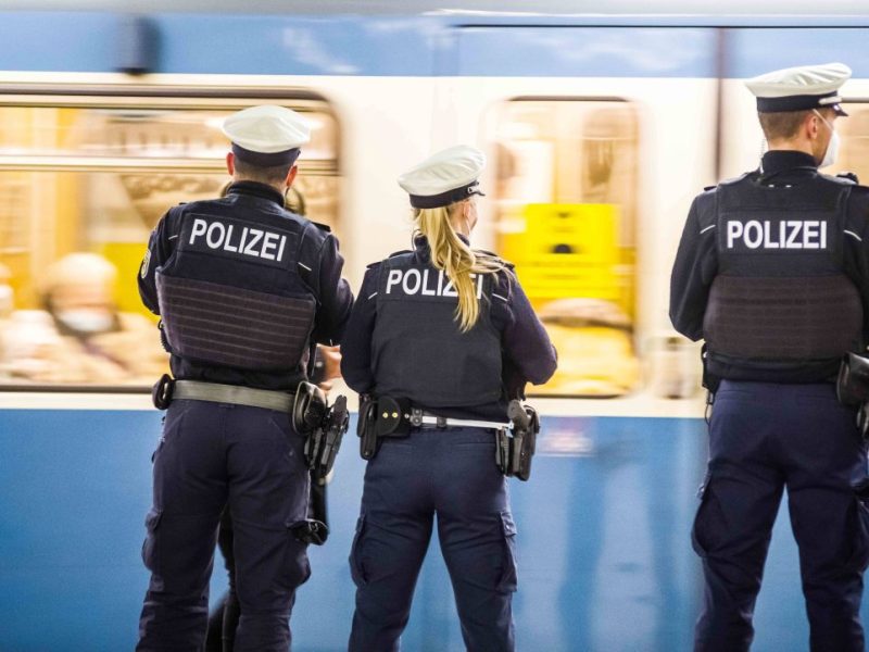 Polizisten U-Bahn