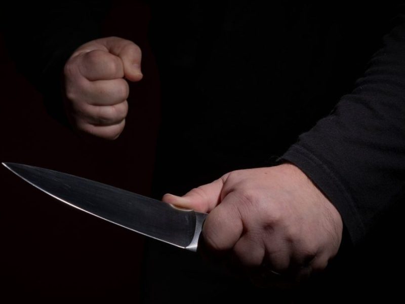 Mann mit Messer in der Hand