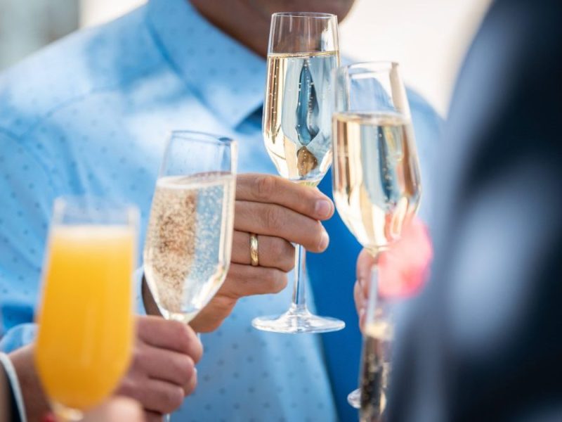 Hochzeit Gäste stoßen an