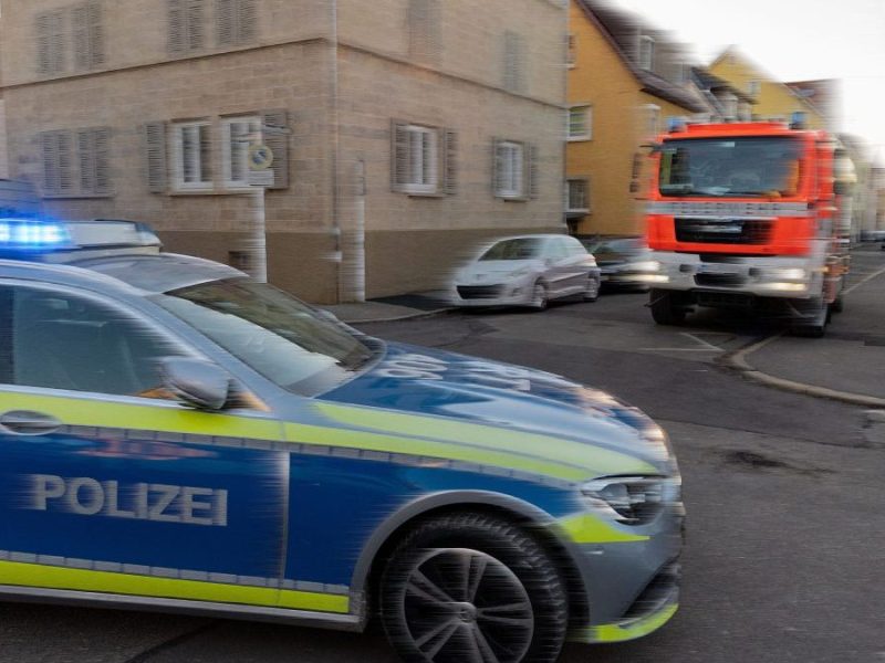 Polizeiwagen und Feuerwehr an Kreuzung