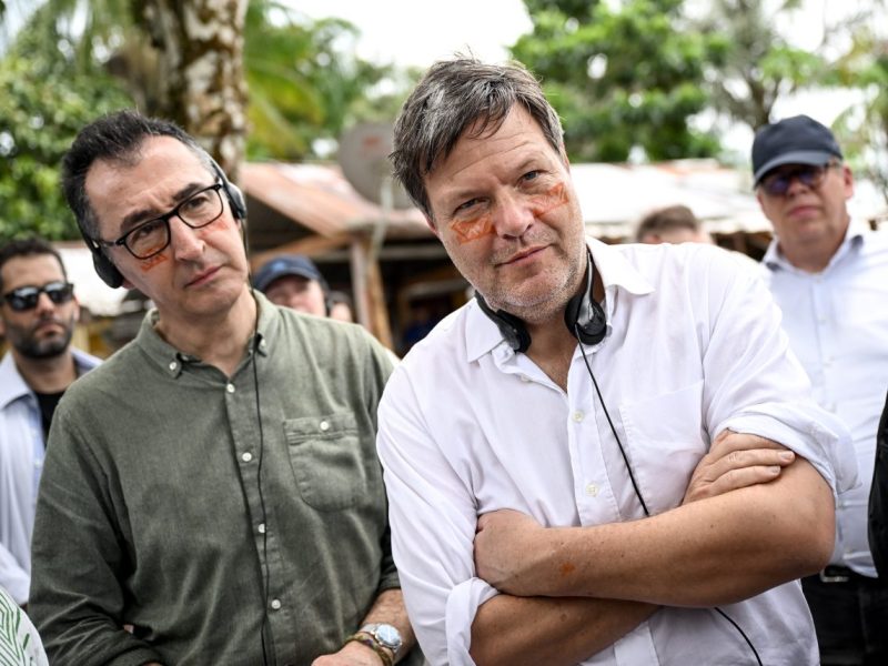 Robert Habeck und Cem Özdemir besuchen auf ihrer Brasilien-Reise ein Dorf am Amazonas. Für mehrere Äußerungen wird Habeck nun kritisiert.