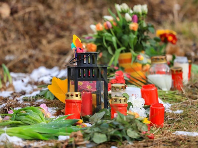 Blumen und Kerzen am Tatort in Freudenberg/NRW