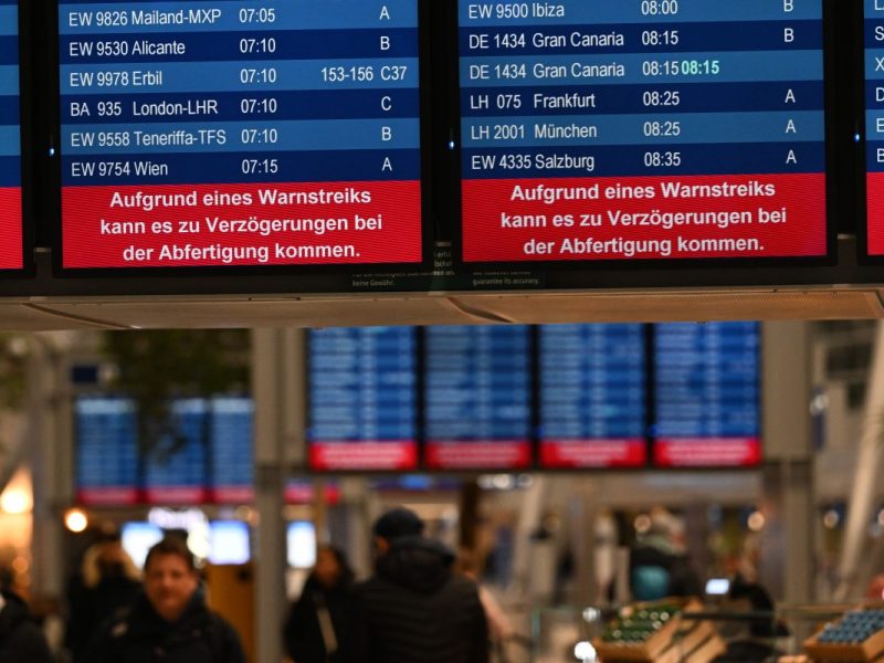 Abflugtafel am Flughafen Köln/Bonn