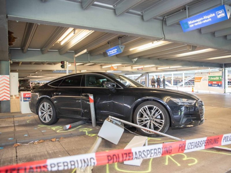 Tatort am Flughafen Köln/Bonn geparkter beschädigter Wagen