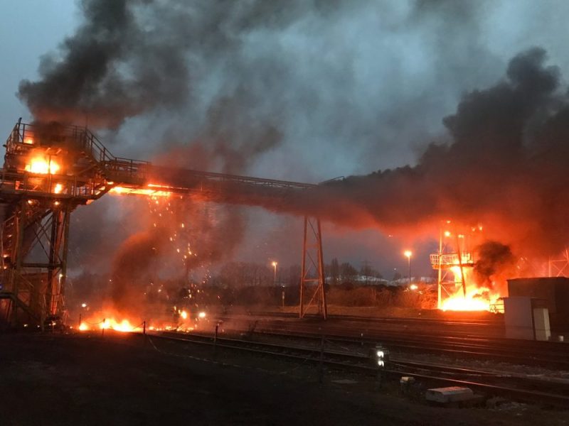 Brennende Brücke am Kohlehafen von Bottrop