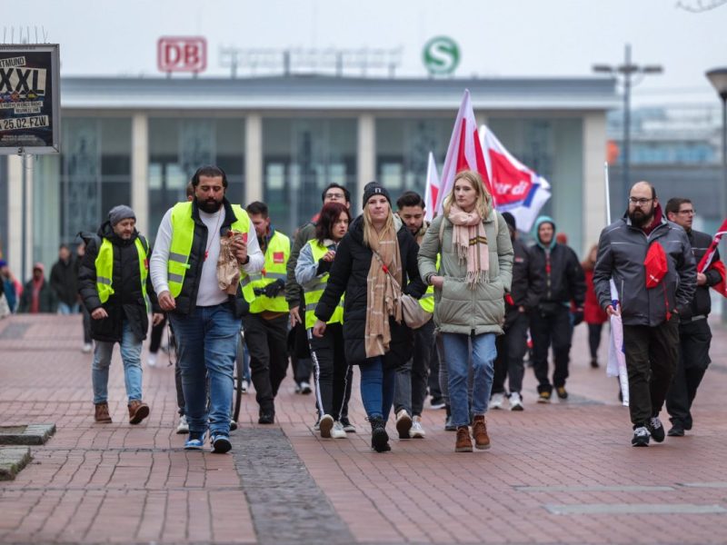 Verdi-Streikende vor dem Dortmunder Hauptbahnhof