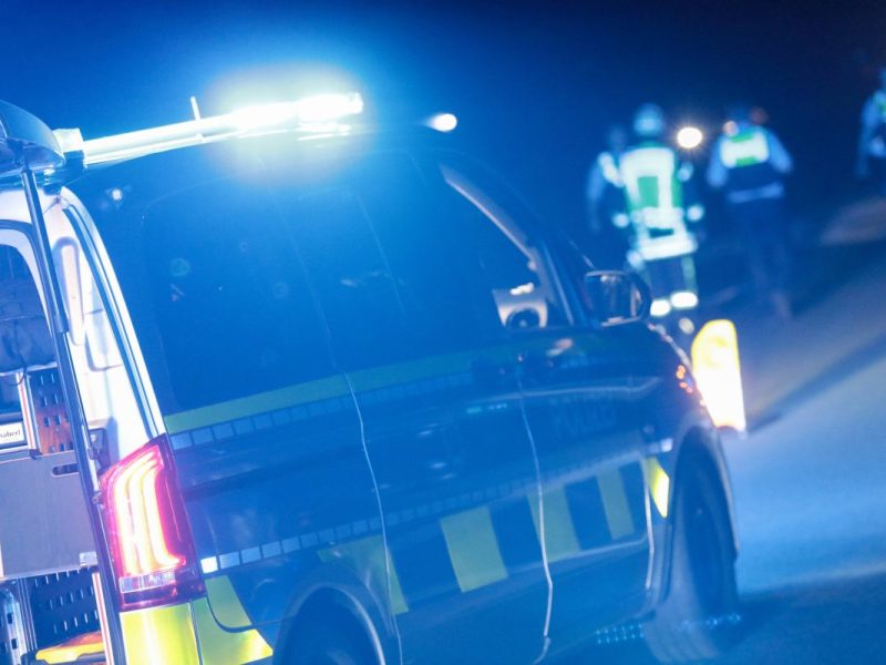 Unfall auf Autobahn Polizeiwagen und Einsatzkräfte