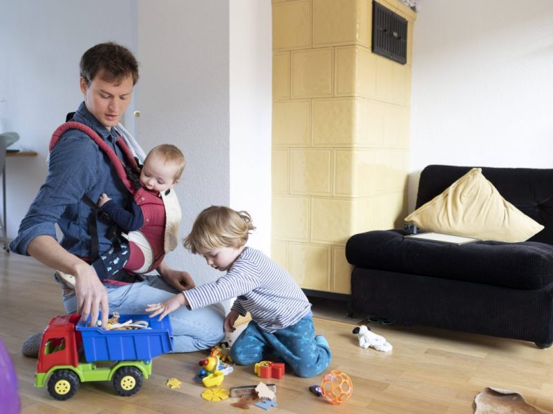 Das Elterngeld soll Eltern nach der Geburt unterstützen. Doch seit Jahren bleiben die Beträge gleich und eine Erhöhung aus. Ist das System überholt?