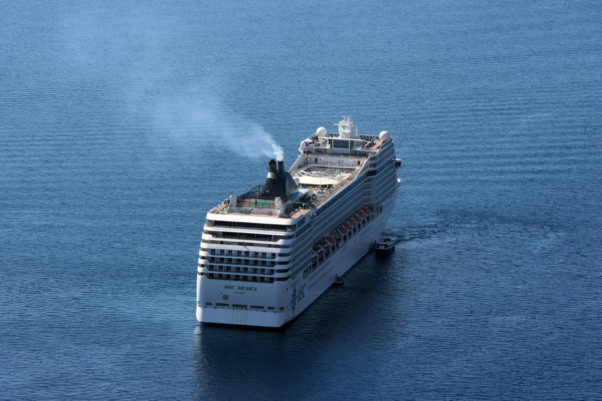 Kreuzfahrt-Schiff auf hoher See