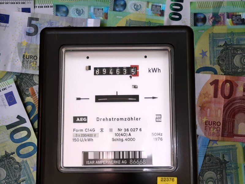 Stromzähler und Geldscheine