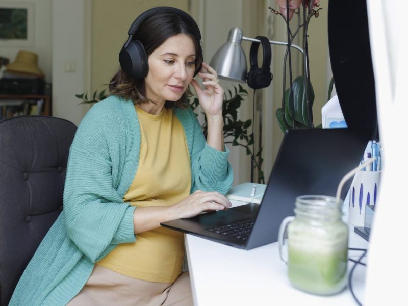 Wie sich Schwangerschaft und Berufstätigkeit vereinen lässt, ist für Angestellte klar geregelt. Für Selbstständige Schwangere sieht das anders aus.