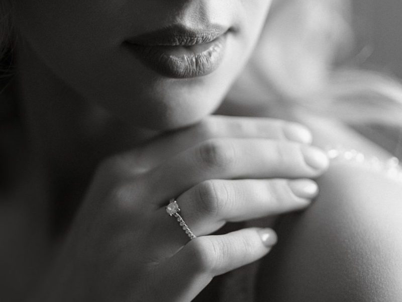 Hochzeit Braut in Brautkleid blickt über ihre Schulter