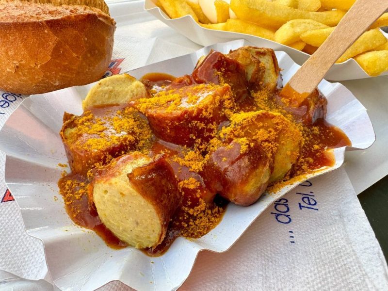 Currywurst mit Pommes