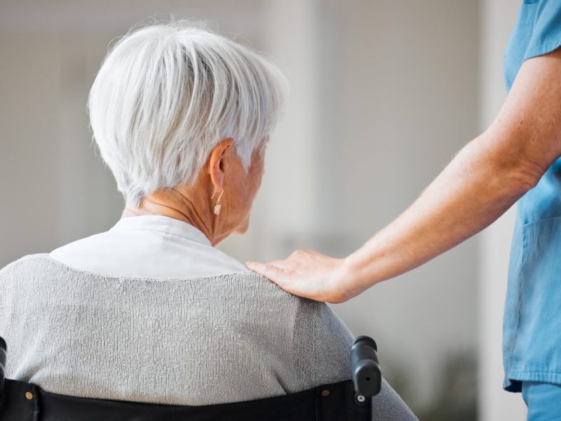 Bewohner von Pflegeheimen sollten gerade aktuell ihre Kontobewegungen im Blick behalten. Einige Einrichtungen wollen die Energiepreispauschale einbehalten.