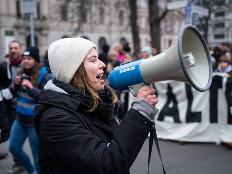Luisa Neubauer bescheinigt einem deutschen Minister Versagen im Kampf gegen den Klimawandel. Gemeinsam mit weiteren Aktivisten fordert sie seinen Rücktritt.