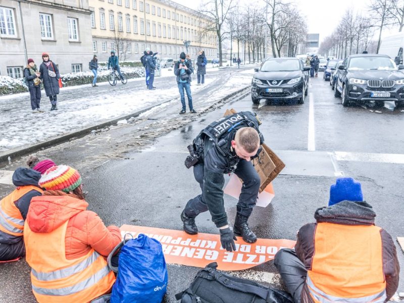 Die Letzte Generation will die Politik zum Handeln bringen. Oft zum Leidwesen vieler Autofahrer. Doch werden die Aktivisten auch fürs Kleben bezahlt?