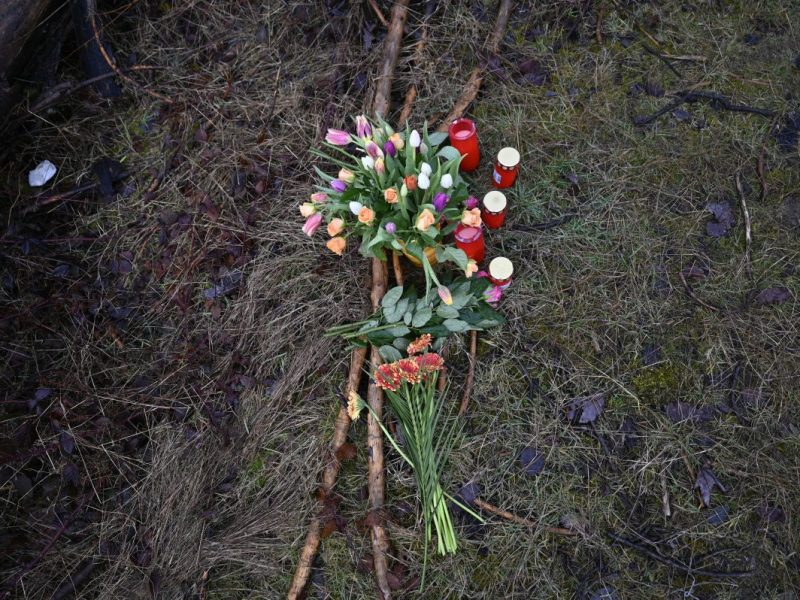 Blumen am Tatort in Freudenberg (NRW)