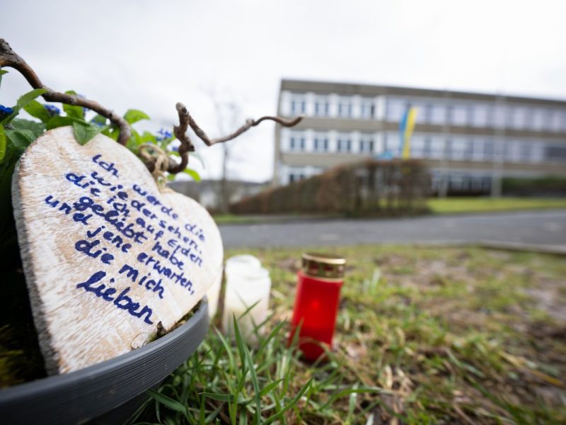 Gedenkstein und Kerzen in Freudenberg (NRW)
