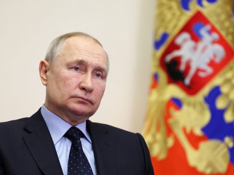 Vor über einem Jahr startete Wladimir Putin eine Invasion auf die Ukraine. Wie lange könnte der Krieg noch dauern? Experten sagen eine Ende voraus.