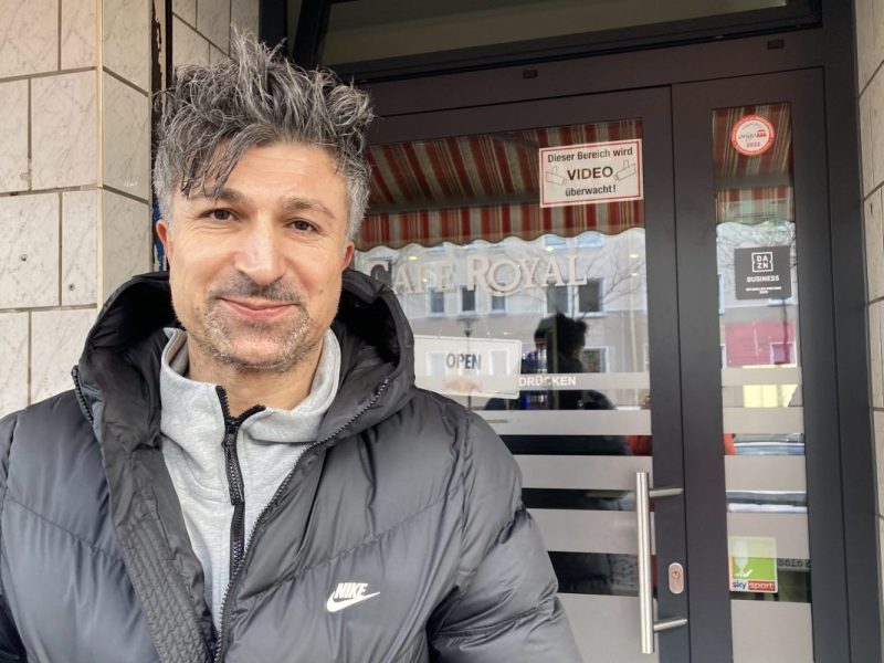 Lotto-Millionär Chico kauft mit 25-Jähriger bei Rewe ein.