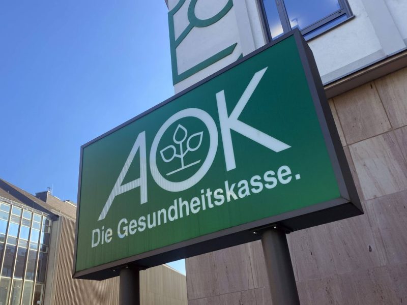 Die Krankenkasse AOK legt die Karten auf den Tisch.