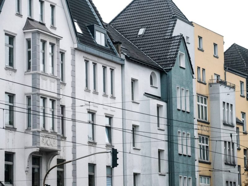 Das Jobcenter übernimmt die Mietkosten von Bürgergeld-Empfängern in angemessener Höhe. Ein Gerichtsurteil zeigt, woran sich Jobcenter orientieren müssen.