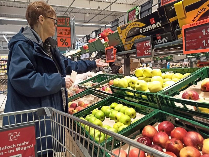 Kaufland-Kundin im Obst-Gemüse-Bereich