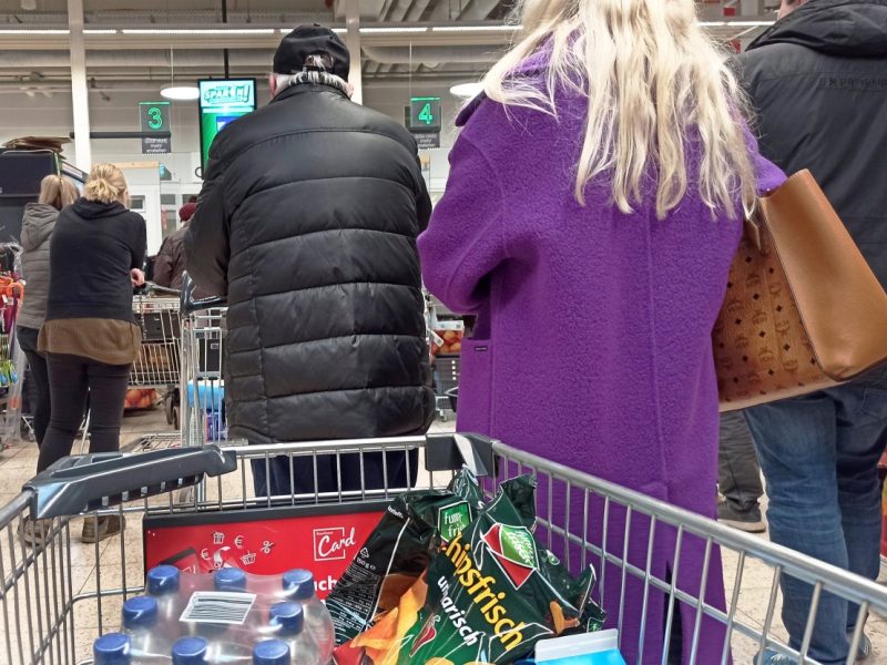 Schlange an der Rewe-Kasse