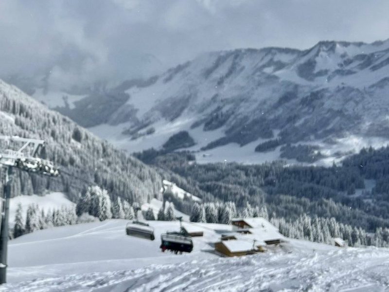 Urlaub in Österreich Schnee bedeckte Berge in Vorarlberg