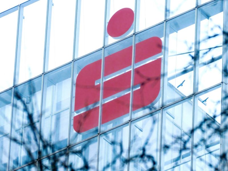 Deutschland ist Bargeld-Land. Die Deutsche Bank stellt einen Ein- und Auszahlungs-Service ein. Doch können Sparkassen-Kunden den Service weiter nutzen?