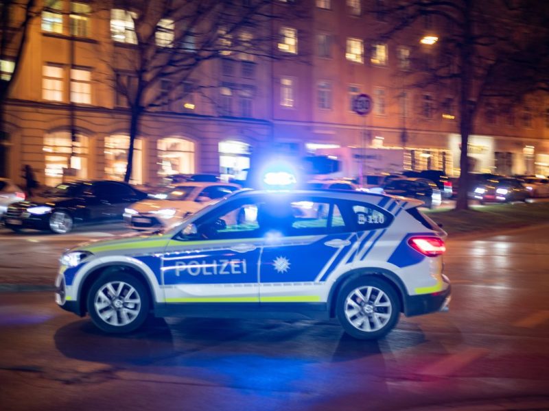 Polizeiauto in Wohnstraße