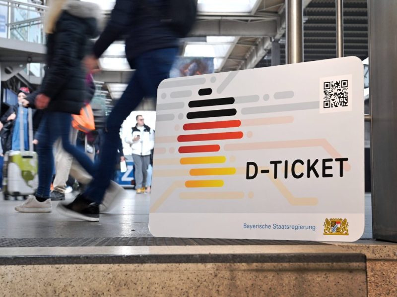 49-Euro-Ticket Pendler laufen durch Bahnhof