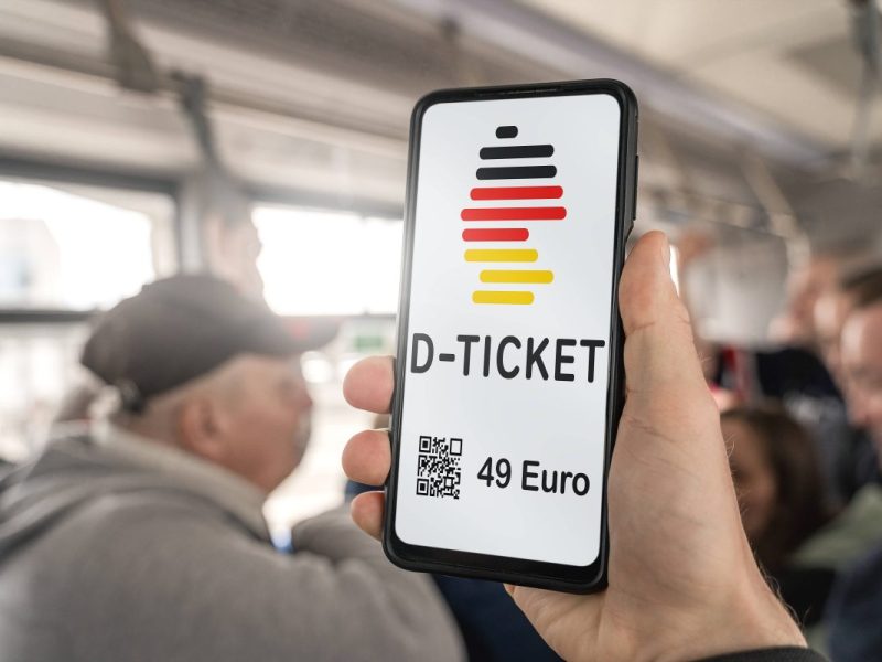 Deutsche Bahn Zugabteil Handy Deutschlandticket