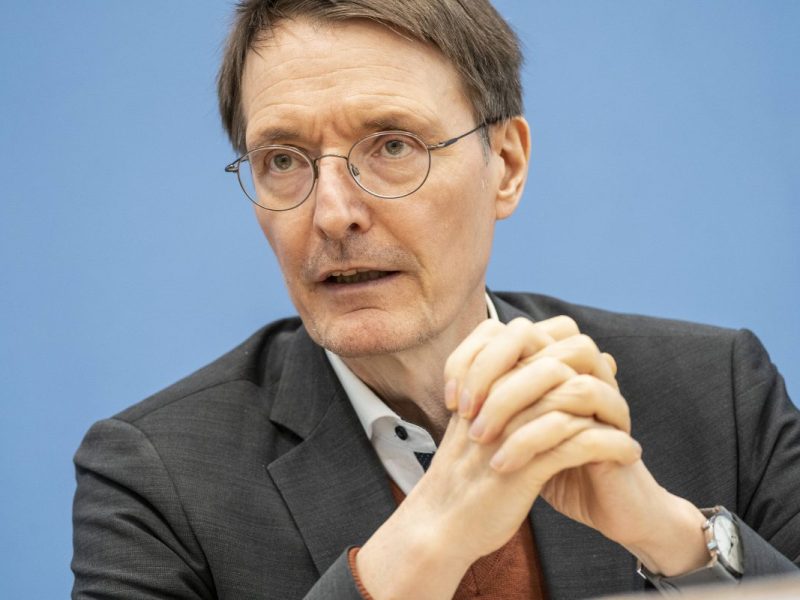 Fachkräftemangel und teure Pflege belasten das System. Die Bundesregierung will gegensteuern. Die geplante Pflege-Reform erhält allerdings Kritik.