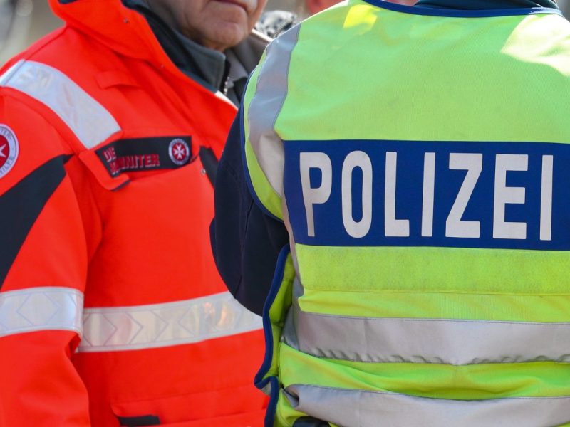 Polizei und Rettungskraft im Einsatz