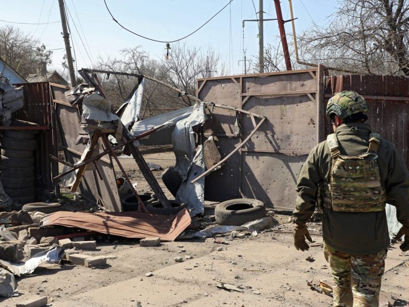 Vor über einem Jahr hat Wladimir Putin die Ukraine angegriffen. Der Krieg wird mit Härte fortgeführt. Ein Video zeigt grausame Brutalität.