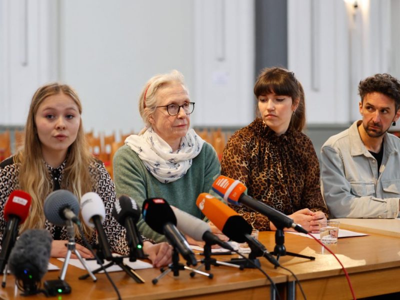 Aimee van Baalen, Irene von Drigalski, Carla Hinrichs und Raphael Thelen bei der Pressekonferenz der Letzten Generation zu geplanten Protestaktionen in Berlin.