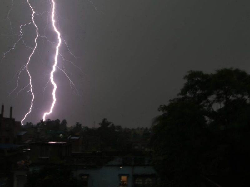 Wetter in NRW Gewitter mit Blitz im Dunklen