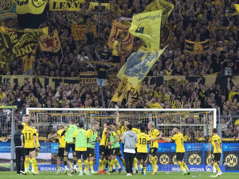 Borussia Dortmunds Spieler feiern vor der Südtribüne.