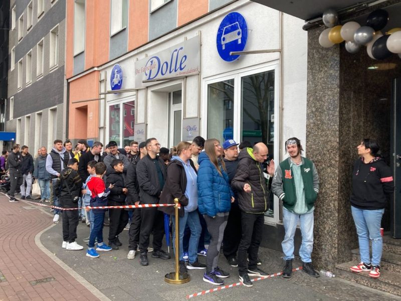 Schlange vor Döner-Laden in Bochum