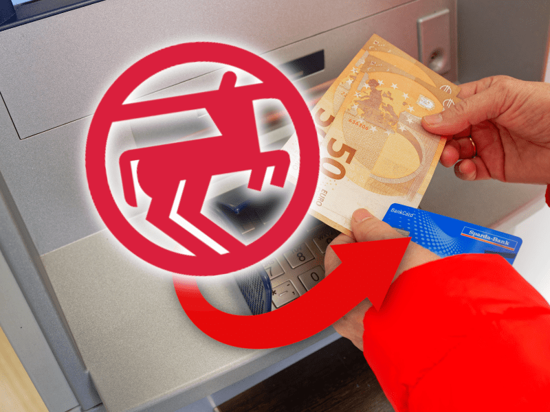 Rossmann-Logo vor Geld aus Geldautomat.