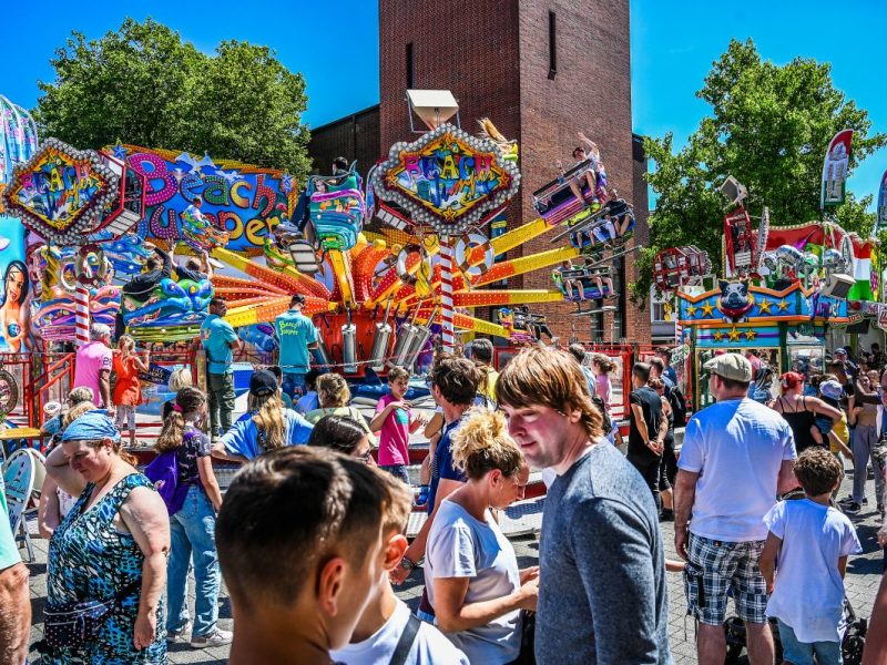 Oberhausen Sterkrade Fronleichnamskirmes Fahrgeschäfte und Besucher