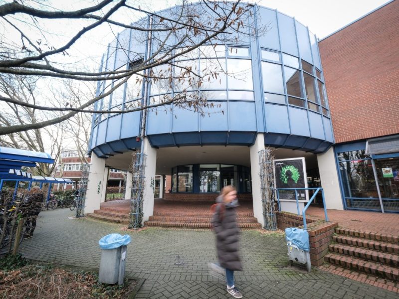Universität Duisburg-Essen, Duisburger Campus mit Studentin