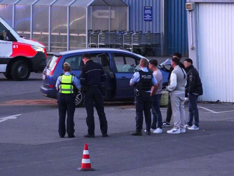 Dortmund Metro-Parkplatz Unfallauto, Beteiligte, Polizei, Rettungswagen und -Kräfte